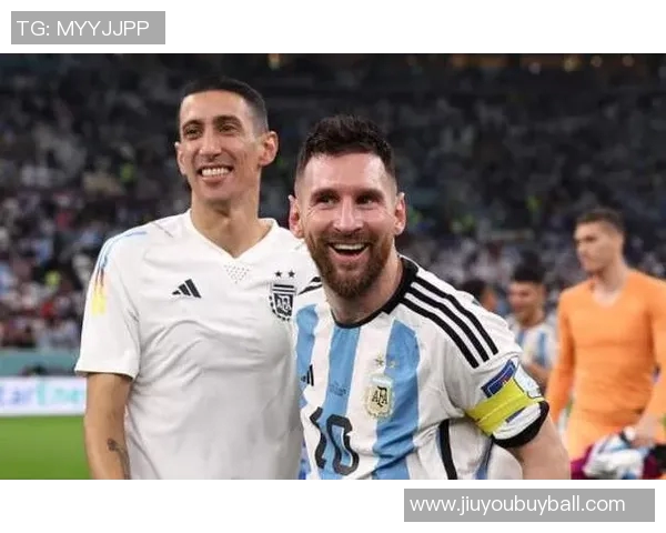 阿尔瓦雷斯与梅西迪马利亚合影庆祝世界杯夺冠三周年纪念